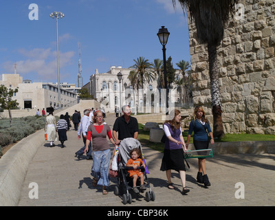 Religiöse Juden, die zu Fuß neben Außenwände der Jerusalemer Altstadt in der Nähe von Jaffa-Tor Stockfoto