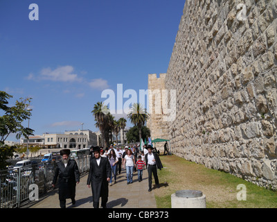 Religiöse Juden, die zu Fuß neben Außenwände der Jerusalemer Altstadt in der Nähe von Jaffa-Tor Stockfoto
