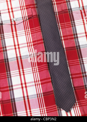 Nahaufnahme von einer Phantasie rot Tartan Herrenshirt mit einem schlanken gestreifte Krawatte Stockfoto