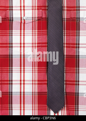 Nahaufnahme von ein schickes rot Tartan Herrenshirt mit einem mageren gestreifte Krawatte Hintergrundbild Stockfoto