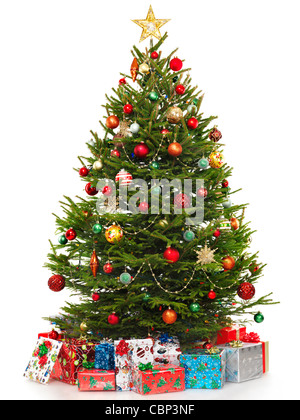 Schöner geschmückter Weihnachtsbaum mit bunten verpackt Geschenke unter ihm. Isoliert auf weißem Hintergrund. Stockfoto