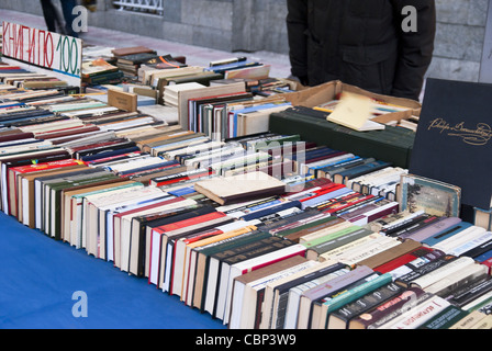 Buchmarkt. Bücher in einer Reihe. Stockfoto