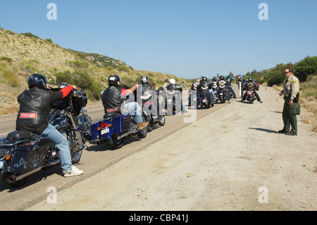 San Diego Sheriff Sergeant beaufsichtigt Stellvertreter an der Verkehrshaltestelle außerhalb von Alpine CA, ca. 2011. Stockfoto