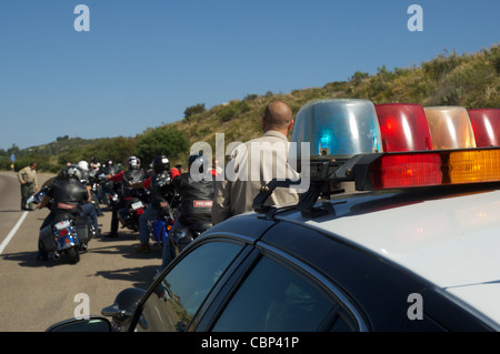 Mitglieder der San Diego Sheriff Abteilung halt eine Gruppe von Hells Angels außerhalb von Alpine, CA. Stockfoto