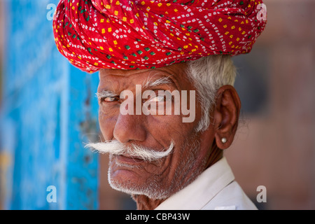 Indischer Mann mit traditionellen Rajasthani Turban in Narlai Dorf in Rajasthan, Nordindien Stockfoto