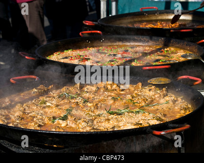 Paella in großen Pfannen auf der Straße Stockfoto