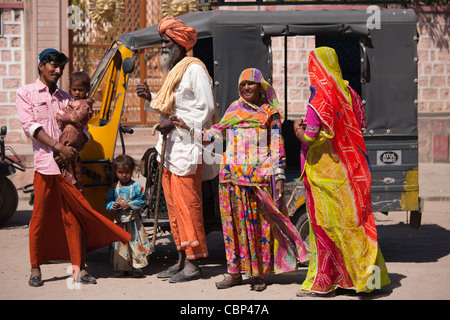 Indische Familie drei Generationen mit schwangeren jungen Frau von Auto-Rikscha in Sadri Stadt von Rajasthan, Westindien Stockfoto