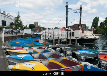 Raddampfer und Boote zum mieten auf der Themse bei Henley-on-Thames, Oxfordshire, England. Stockfoto