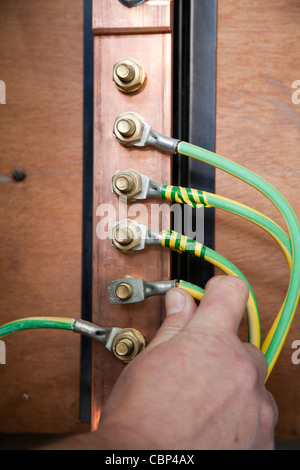 Befestigung am Kabel elektrische Kupfer Erdungsschiene in einem mehrere Belegung Flats  Stromversorgung Stockfoto