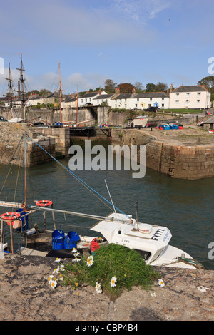 Angelboot/Fischerboot in der Außenhafen mit weißen Häuschen am Kai. Charlestown, Cornwall, England, Vereinigtes Königreich, Großbritannien Stockfoto