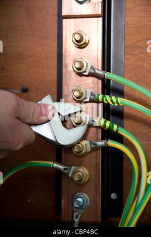 Befestigung am Kabel elektrische Kupfer Erdungsschiene in einem mehrere Belegung Flats  Stromversorgung Stockfoto