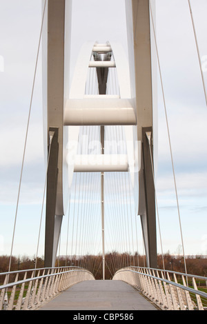 Infinity-Brücke in Stockton on Tees in der Nähe von Middlesbrough, eine neue Fußgänger Fußgängerbrücke über den Fluss Tees. Stockfoto