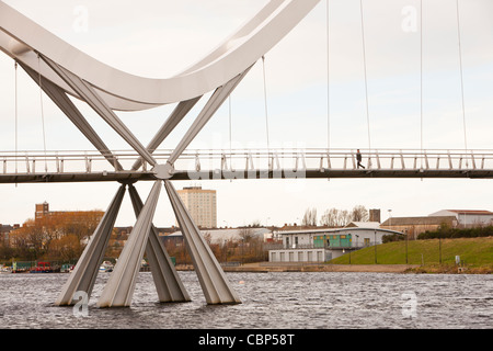 Infinity-Brücke in Stockton on Tees in der Nähe von Middlesbrough, eine neue Fußgänger Fußgängerbrücke über den Fluss Tees. Stockfoto