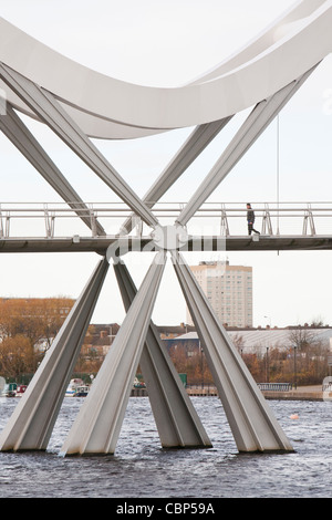 Infinity-Brücke in Stockton on Tees in der Nähe von Middlesbrough, eine neue Fußgänger Fußgängerbrücke über den Fluss Tees. Stockfoto