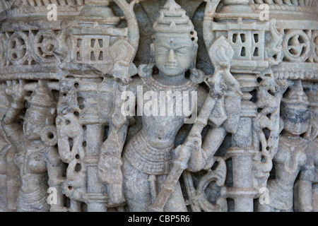 Detail der Steinmetzarbeiten in Ranakpur Jain Tempel in Desuri Tehsil in Pali Bezirk von Rajasthan, Westindien Stockfoto