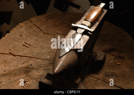 handgemachte Damaskus Messer auf Amboss in Schmiede Stockfoto