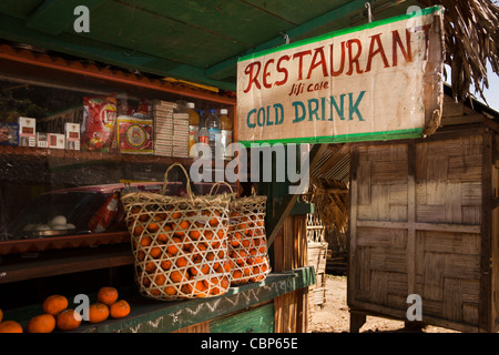 Indien, Arunachal Pradesh, Kabang Dorf, Orangen zu verkaufen in handgemachte Körbe zur Weitergabe Sumo-Taxi-Passagiere Stockfoto