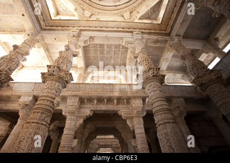 Weiße Marmorsäulen und Decke in Ranakpur Jain Tempel in Desuri Tehsil in Pali Bezirk von Rajasthan, Westindien Stockfoto