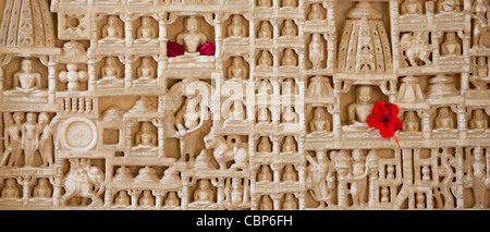 Weiße Marmor religiöse Ikonographie Schnitzereien in Ranakpur Jain Tempel in Desuri Tehsil in Pali Bezirk von Rajasthan, Indien Stockfoto