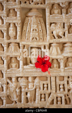 Weiße Marmor religiöse Ikonographie Schnitzereien in Ranakpur Jain Tempel in Desuri Tehsil in Pali Bezirk von Rajasthan, Indien Stockfoto