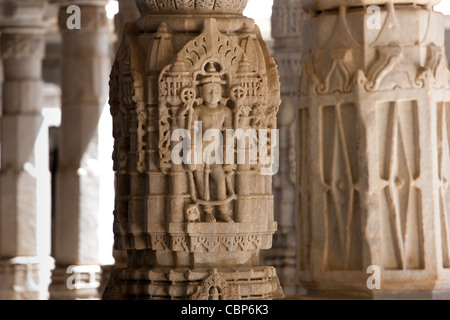 SteinCarvings und Marmorsäulen in Ranakpur Jain Tempel in Desuri Tehsil in Pali Bezirk von Rajasthan, Westindien Stockfoto