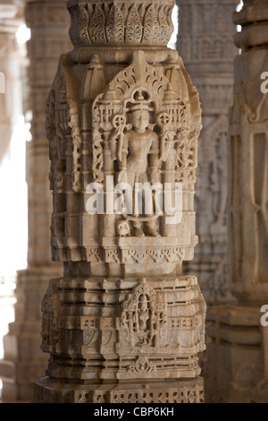 SteinCarvings und Marmorsäulen in Ranakpur Jain Tempel in Desuri Tehsil in Pali Bezirk von Rajasthan, Westindien Stockfoto