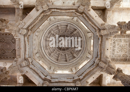 Kuppel der Mittelhalle Decke Detail in Ranakpur Jain Tempel in Desuri Tehsil in Pali Bezirk von Rajasthan, Westindien Stockfoto