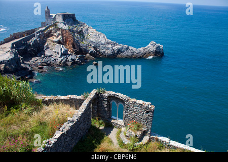 Blick von der Festung auf die Kirche San Pietro, Porto Venere, Provinz La Spezia, Ligurien di Levante, Italien, Mittelmeer, Europa Stockfoto