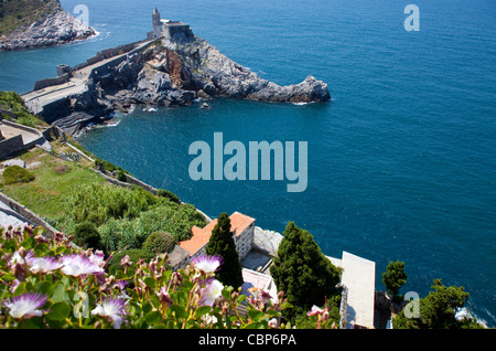 Blick von der Festung auf die Kirche San Pietro, Porto Venere, Provinz La Spezia, Ligurien di Levante, Italien, Mittelmeer, Europa Stockfoto