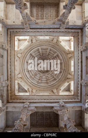 Kuppel der Mittelhalle Decke Detail in Ranakpur Jain Tempel in Desuri Tehsil in Pali Bezirk von Rajasthan, Westindien Stockfoto