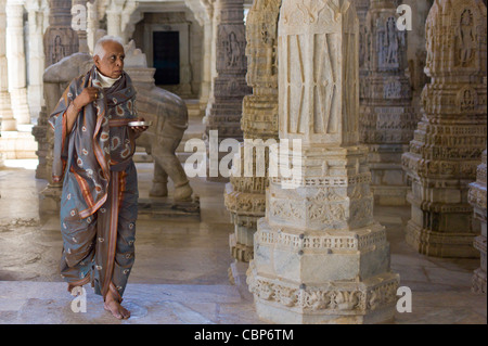 Jain Pilger, mit traditionellen Maske entfernt, an der Ranakpur Jain-Tempel in Desuri Tehsil in Pali Bezirk, Rajasthan, Indien Stockfoto