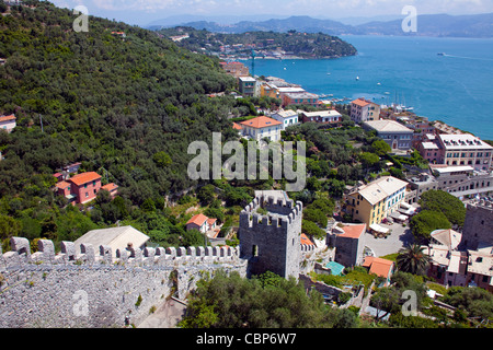 Blick von der Festungsmauer auf die Bucht von Porto Venere, Provinz La Spezia, Ligurien di Levante, Italien, Mittelmeer, Europa Stockfoto