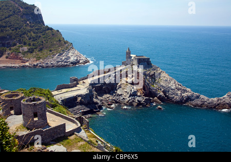 Blick von der Festung San Pietro Kirche und felsigen Strand, Portovenere, Provinz La Spezia, Ligurien di Levante, Italien, Mittelmeer, Europa Stockfoto