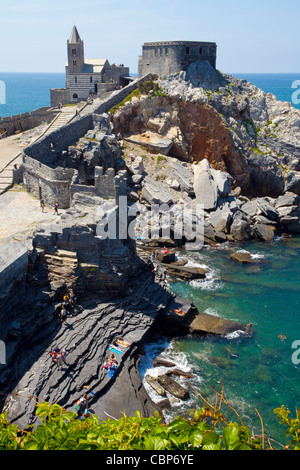 Blick von der Festung San Pietro Kirche und felsigen Strand, Portovenere, Provinz La Spezia, Ligurien di Levante, Italien, Mittelmeer, Europa Stockfoto