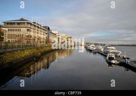 Derry City Council Büros und kommerzielle Büros entlang des Flusses Foyle, Londonderry, Nordirland, Vereinigtes Königreich. Stockfoto