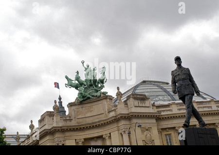 Denkmal von Charles de Gaul außerhalb Le Grande Palais, Av de Winston Churchill, Paris, Frankreich Stockfoto