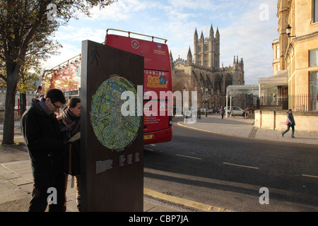 Sehenswürdigkeiten in der Nähe von Bath Abbey im Reiseführer, Badewanne suchen, England Stockfoto