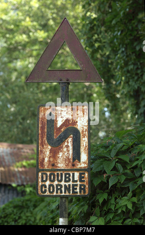 Nahaufnahme eines Pre-Worboys-Straßenschilds - rostiges altes, doppeltes Warnschild. England, Großbritannien Stockfoto