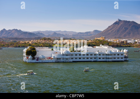 Das Lake Palace Hotel, Jag Niwas, auf Seite der Insel im Lake Pichola im ersten Licht des frühen Morgens, Udaipur, Rajasthan, Indien Stockfoto