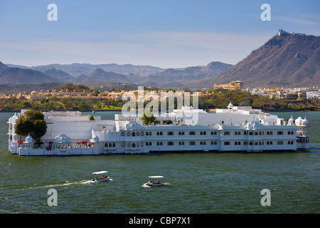 Das Lake Palace Hotel, Jag Niwas, auf Seite der Insel im Lake Pichola im ersten Licht des frühen Morgens, Udaipur, Rajasthan, Indien Stockfoto