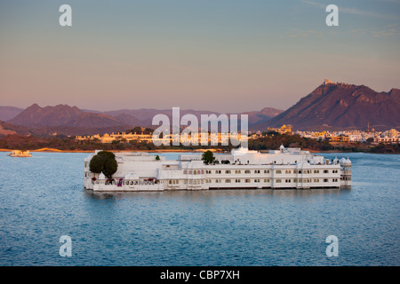 Das Lake Palace Hotel, Jag Niwas, auf Seite der Insel im Lake Pichola im ersten Licht des frühen Morgens, Udaipur, Rajasthan, Indien Stockfoto