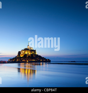 Mont St Michel, Normandie, Frankreich, in der Dämmerung beleuchtet. Stockfoto