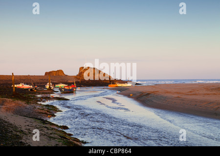 Summerleaze Beach, Bude Cornwall mit dem Fluss Neet heraus zum Meer fließt, und Angelboote/Fischerboote warten auf die nächste Flut. Stockfoto