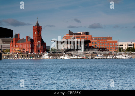 Cardiff Bay aus dem Süden an schönen sonnigen Tag Nationalversammlung für Wales Senedd und Molenkopf Gebäude zeigen Stockfoto