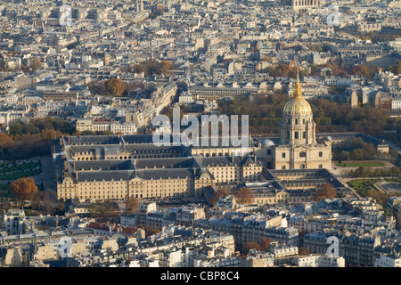 Das historische Gebäude des Hotel Des Invalides, Paris vom Eiffelturm aus gesehen Stockfoto