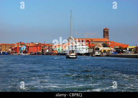 Pellestrina ist eine bunte Fischerdorf, es basiert auf einer kleinen Insel der Lagune von Venedig. Blick auf das Dorf vom Meer entfernt. Stockfoto