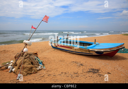 Catarmaran gestrandet auf Küstenlinie Wadduwa indischen Ozean Sri Lanka Asien Stockfoto