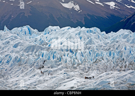 Menschen am Perito Moreno Gletscher wandern. Los Glaciares National Park, El Calafate, Provinz Santa Cruz. Patagonien. Argentinien. Stockfoto