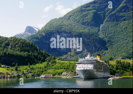 Costa Luminosa Kreuzfahrt Schiff andocken in Flåm, Aurlandsfjord, Sogn Og Fjordane, Norwegen. Stockfoto