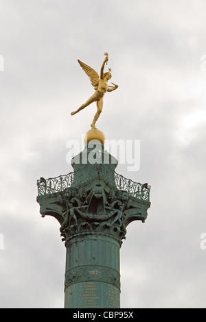 Die amerikanische Freiheitsstatue Angel auf die Juli-Stütze (Colonne de Juillet) am Place De La Bastille, Paris Stockfoto